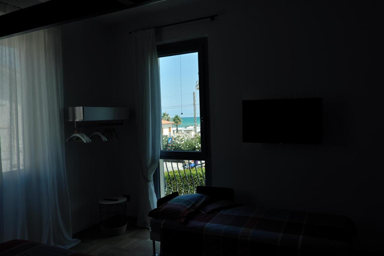 Invento Bnb Unconventional Maison Civitanova Marche Luaran gambar